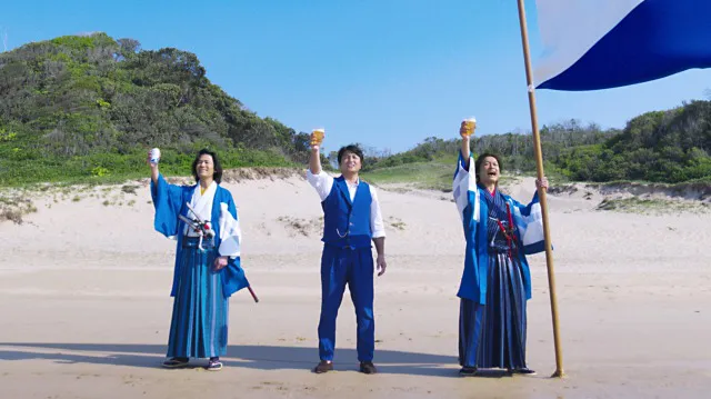 【写真を見る】海をバックにオールフリーを掲げる香取慎吾、高橋由伸、稲垣吾郎(写真右から)