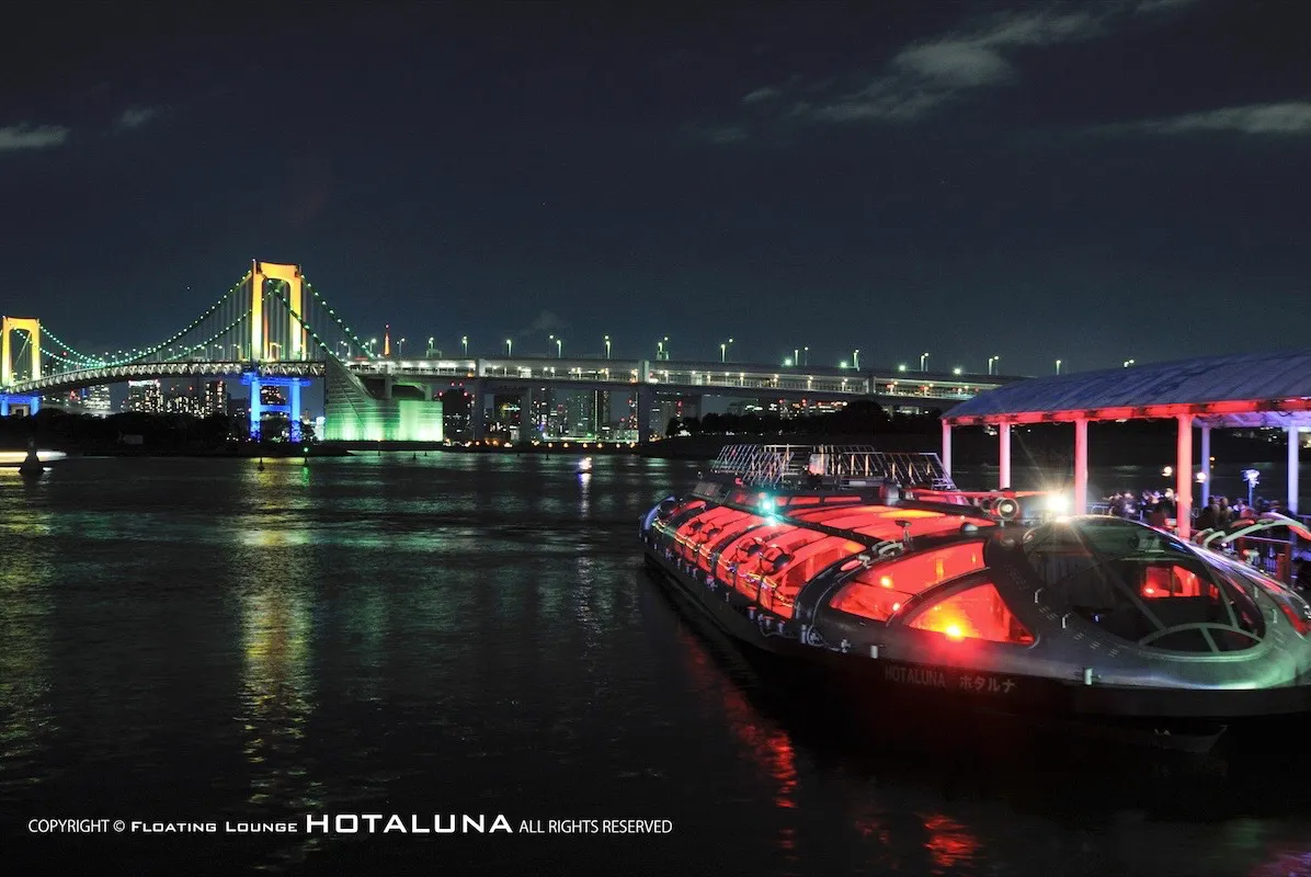 【写真を見る】漫画家・松本零士がデザインしたHotalunaで、東京湾の夜景を楽しみながら音楽を堪能！