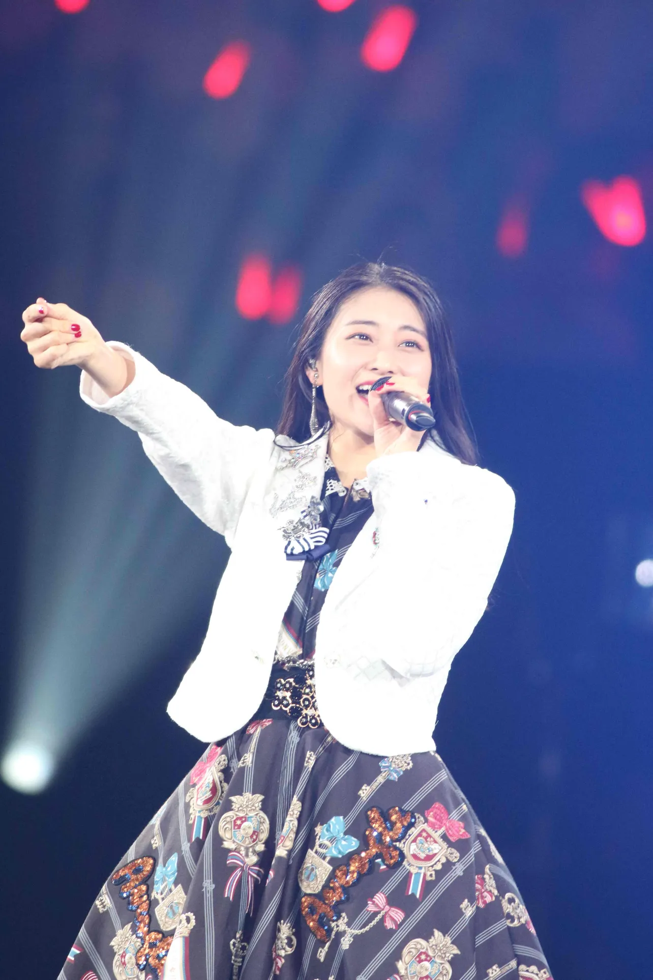 ソロで『シューティングスター』を歌う和田彩花。同曲が収録されているファーストアルバムの発売当時（2010年）のような少女の笑顔が