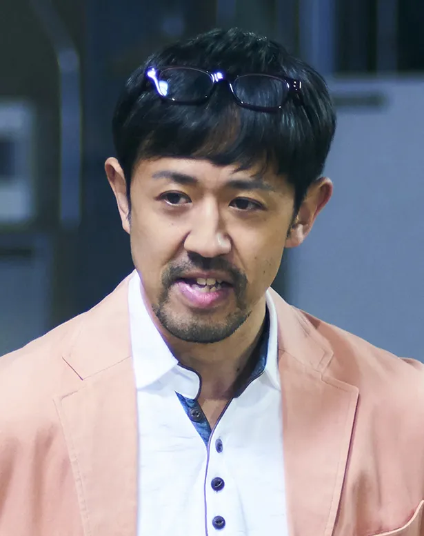 濱津隆之は、第3話の「ずぶ濡れ探偵」水村姉妹のプロデューサー役
