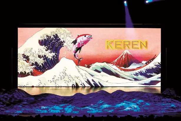 「KEREN」のオープニング。浮世絵がスクリーン上を縦横無尽に舞う