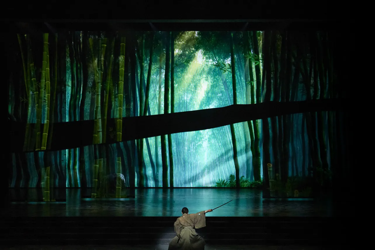 剣豪が“竹藪”を真っ二つに！　デジタルアートを駆使した「KEREN」ならではのワンシーン