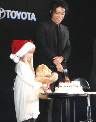 【写真】CMに登場する謎の少女・アリエルちゃんからケーキとキスのサプライズプレゼントをもらう大沢