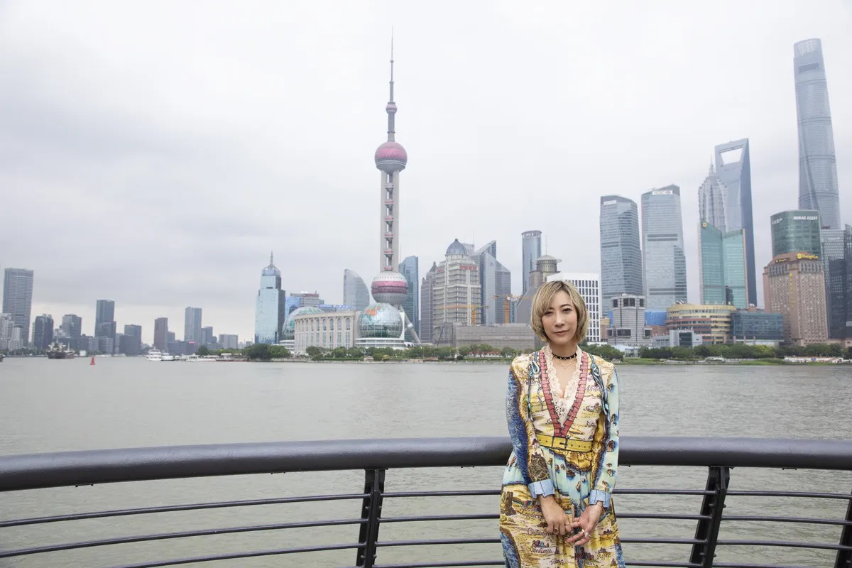 【写真を見る】上海の絶景をバックに万感の表情を浮かべる蜷川実花監督
