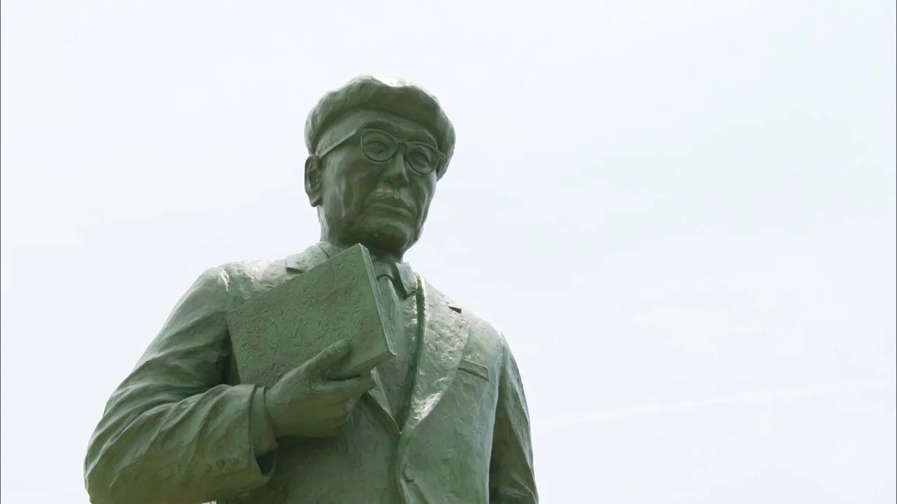 日本初の本格推理小説家・江戸川乱歩の銅像