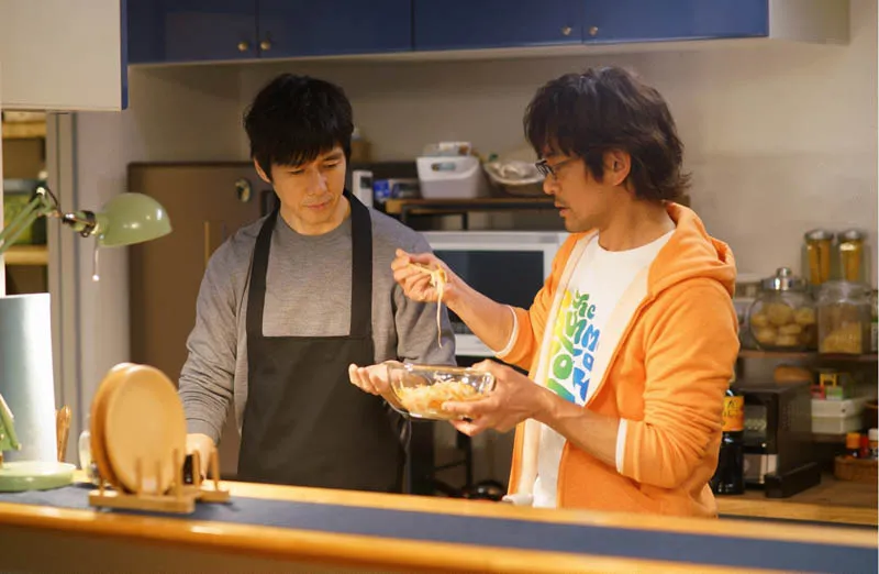 【写真を見る】シロさんとケンジが仲良くキッチンに立つ姿も次回が見納め!!