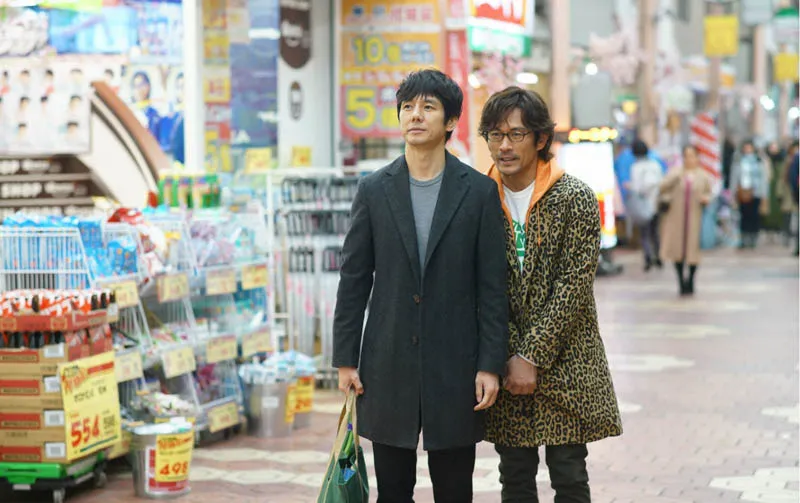 【写真を見る】ケンジと2人で寄り添って商店街を歩く…シロさん、変わった！