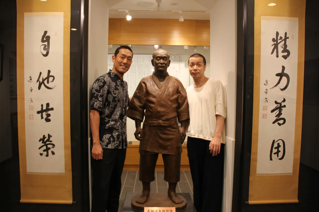 【写真を見る】嘉納治五郎像の前で笑顔を見せる中村勘九郎と峯田和伸