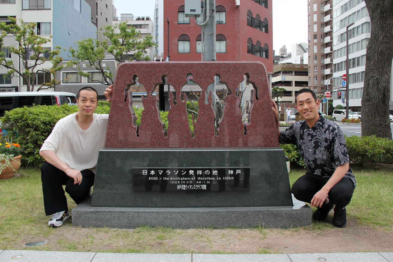 神戸市の記念碑を訪れた中村勘九郎と峯田和伸
