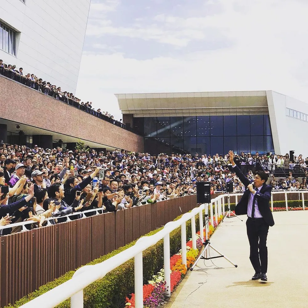 札幌競馬場に現れた石橋貴明