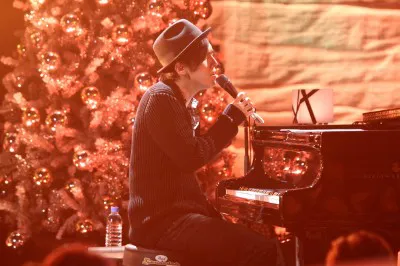 ステージに飾られたクリスマスツリーの前でしっとりと歌うK
