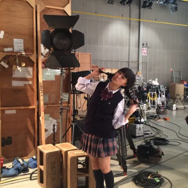 【写真を見る】大友花恋、制服＆ミニスカートでキュートな“おさげSHOT”