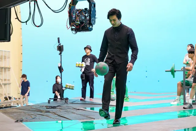 リフティングを披露する新田真剣佑