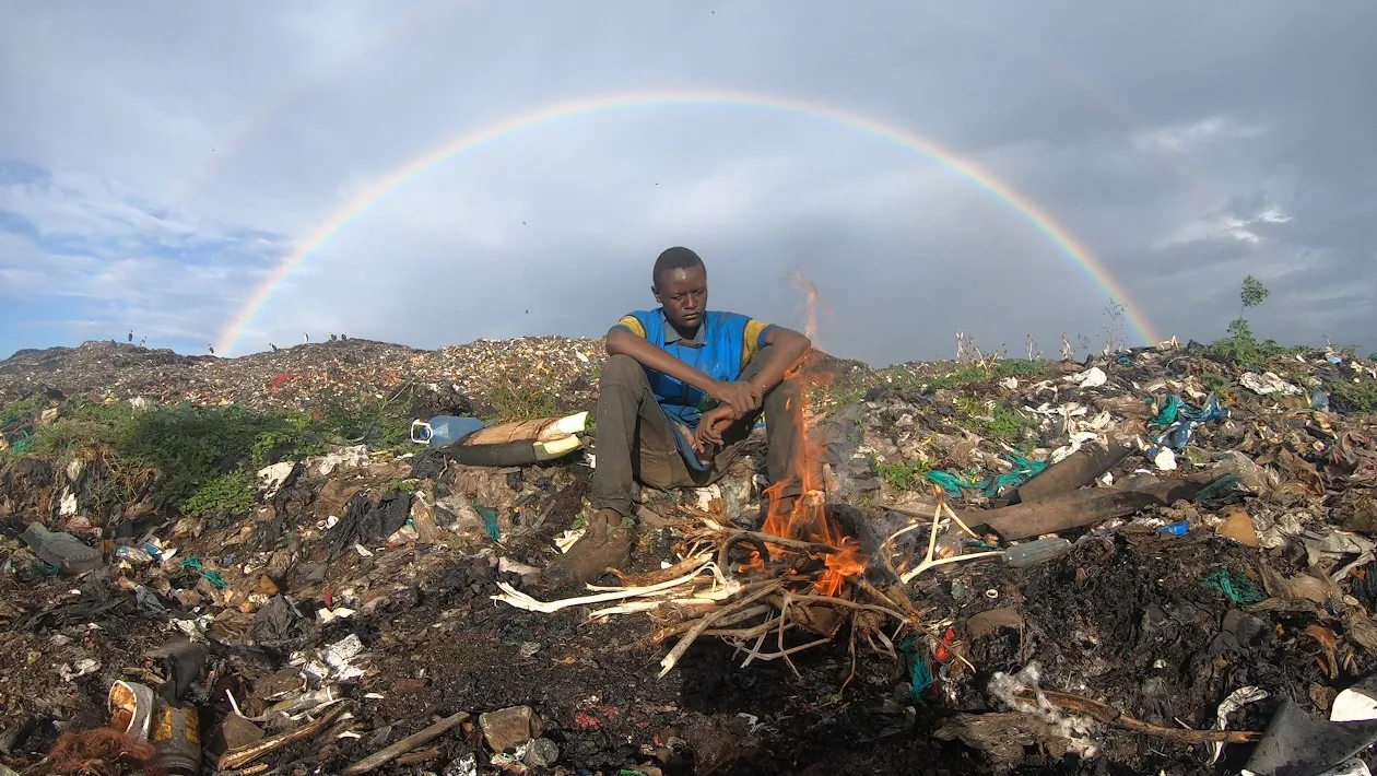 【写真を見る】汚染された空気で肺を病んだケニア・ナイロビの少年に密着。稼いだ金で食べる“飯”を前にして明らかになったこととは…？
