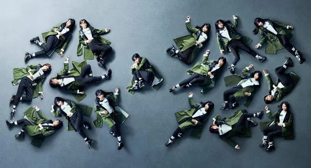 【写真を見る】欅坂46は、デビュー曲「サイレントマジョリティー」で圧巻のパフォーマンスを見せる