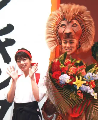 12周年のお祝いに駆け付けたフジテレビ・生野陽子アナウンサー（写真左）