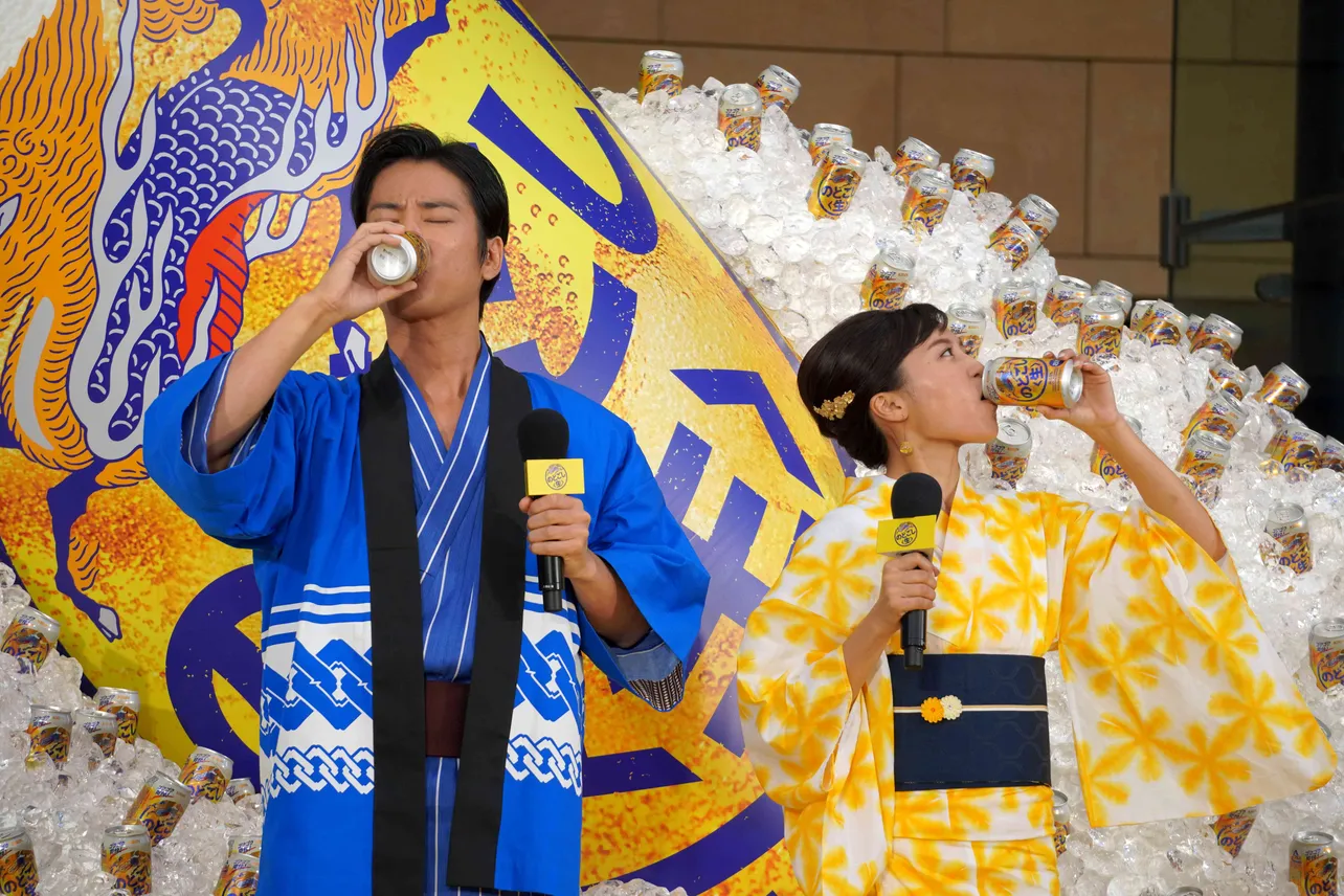 桐谷健太と小島瑠璃子がビールをゴクリ！