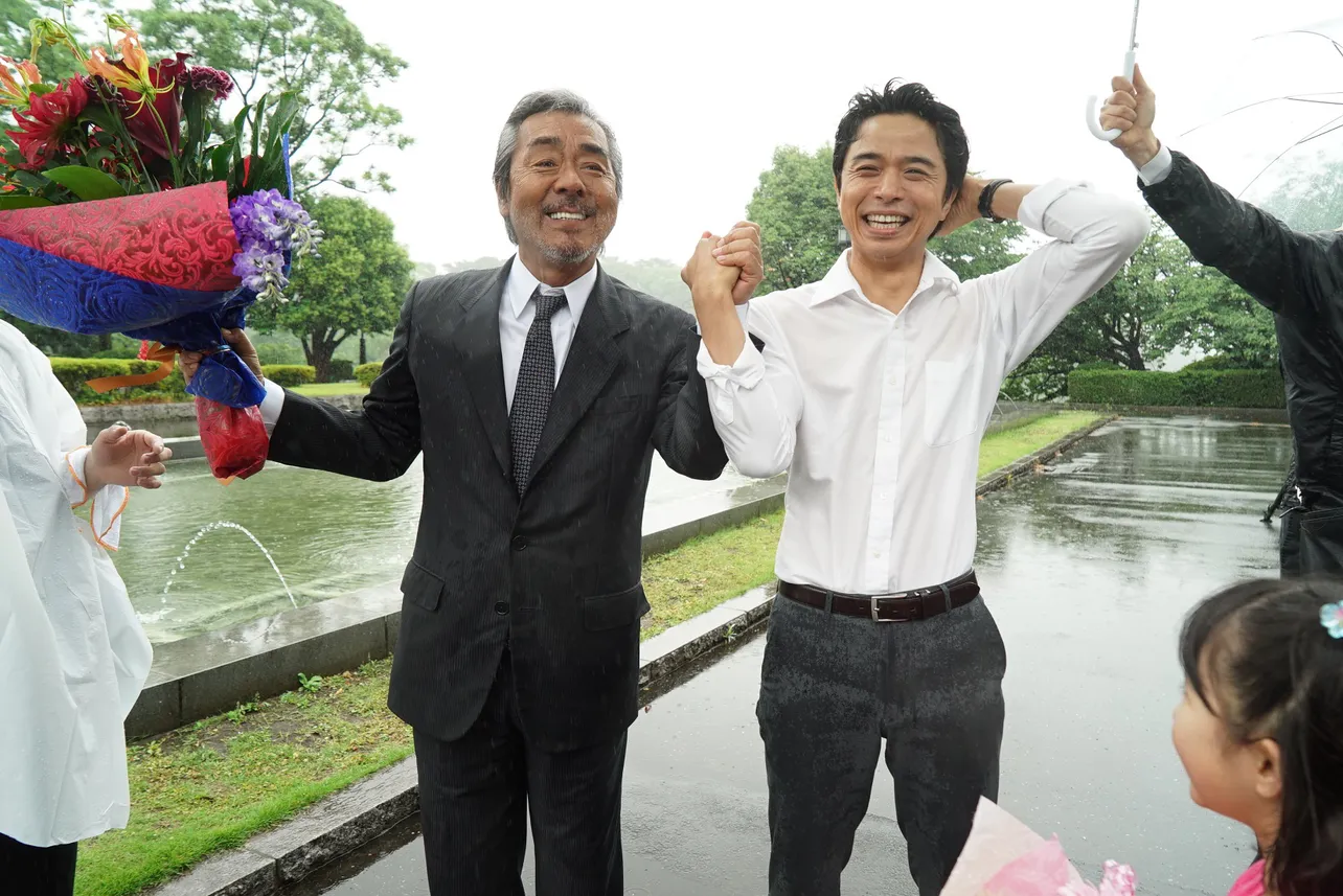 どしゃ降りの雨の中、寺尾聰が「特捜9」第2弾の撮影を終えた