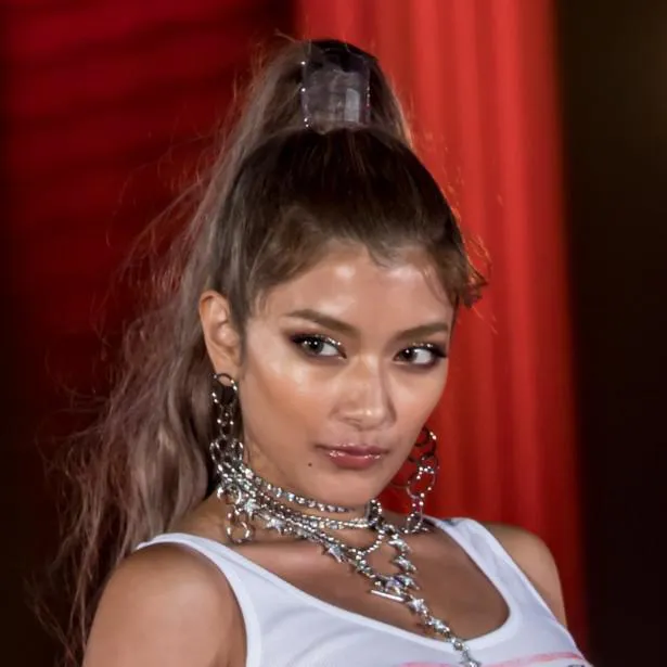 ローラ 胸元からお腹まで ざっくり 大胆コーデに反響 どんな服も似合う Webザテレビジョン