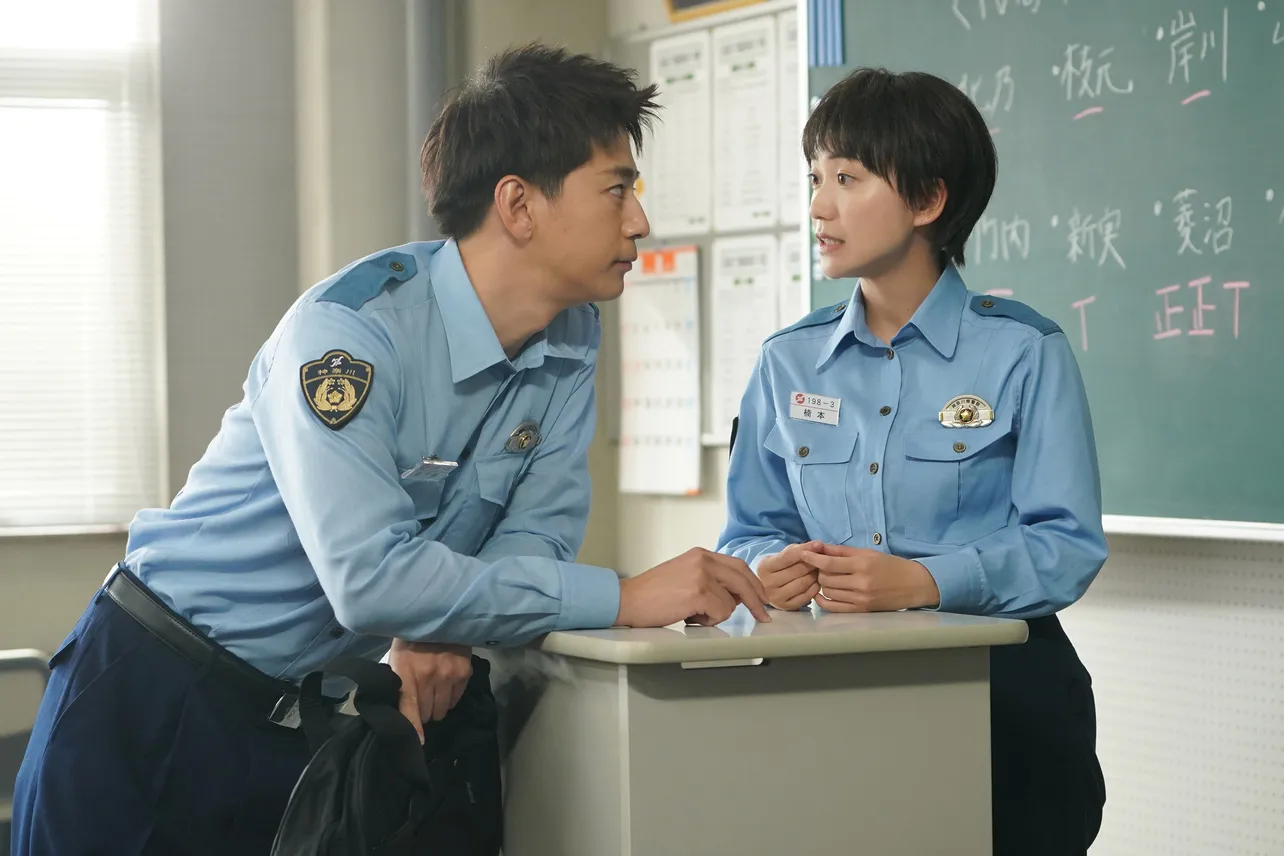 【写真を見る】警察学校の制服に身を包み、激しくにらみ合う三浦翔平と大島優子