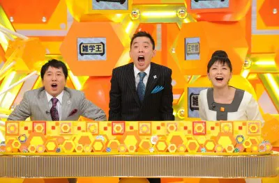 MCの爆笑問題・田中裕二、太田光、矢島悠子アナウンサー（写真左から）