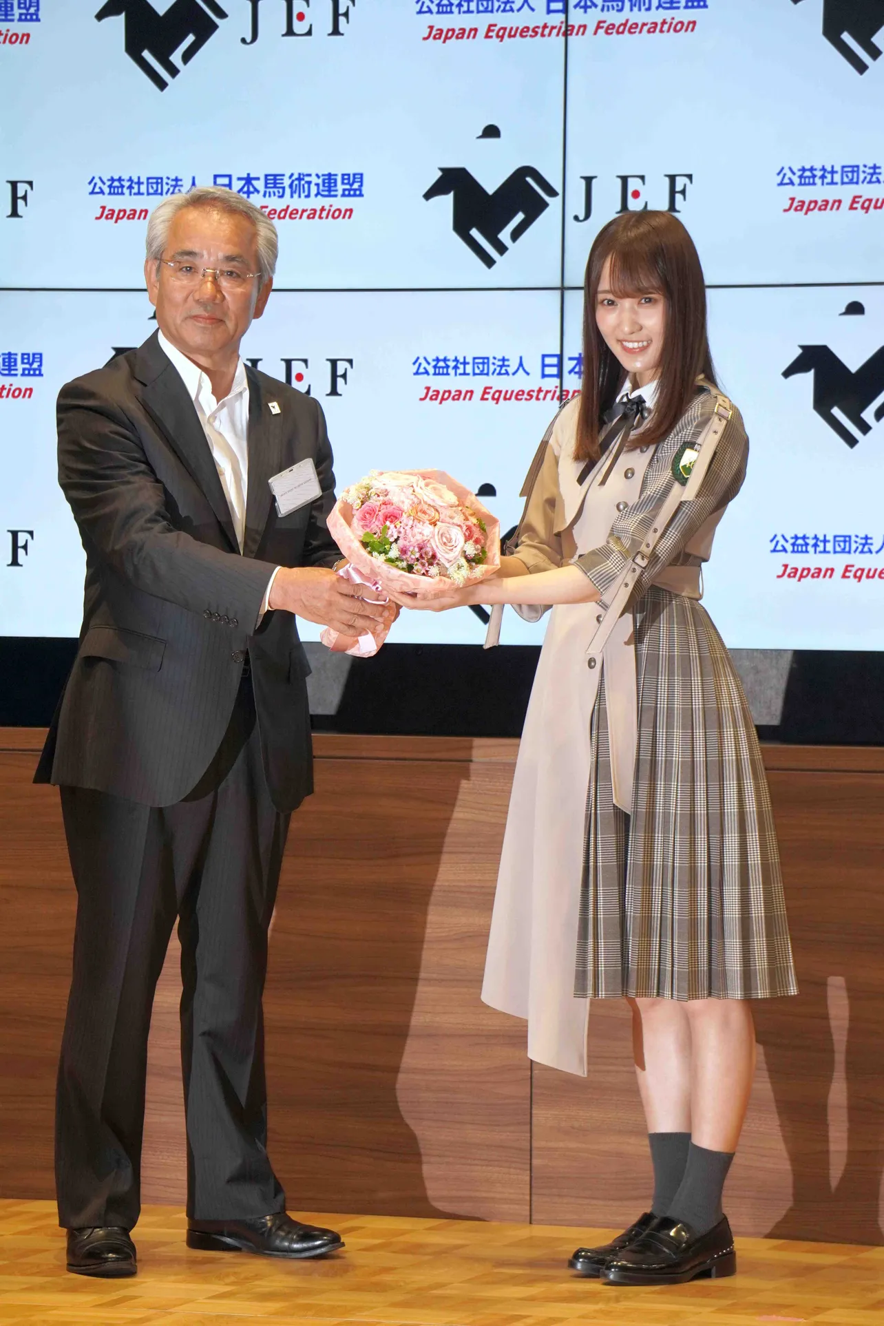 欅坂46・菅井友香が“馬術スペシャルアンバサダー”に！日本馬術連盟・和田理事長から花束を贈られる
