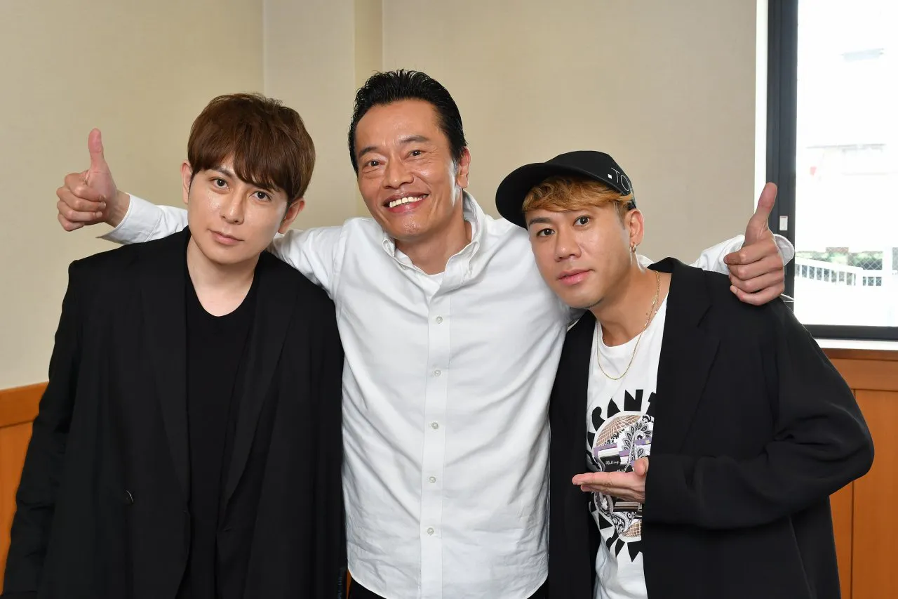 遠藤憲一(中央)主演ドラマの主題歌を担当するCHEMISTRYの堂珍嘉邦(左)と川畑要(右)