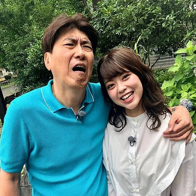 【写真を見る】パグに似てる…？　フジテレビ入社2年目の美人女子アナと石橋貴明の密着2SHOT