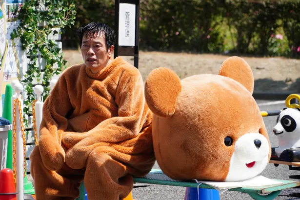 【写真を見る】遠藤憲一、クマの着ぐるみで疲労困憊