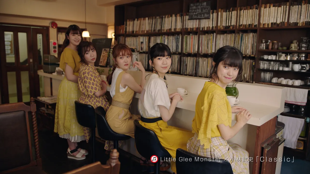 「名曲喫茶ミニヨン」には、さりげなくLittle Glee Monsterの姿も！