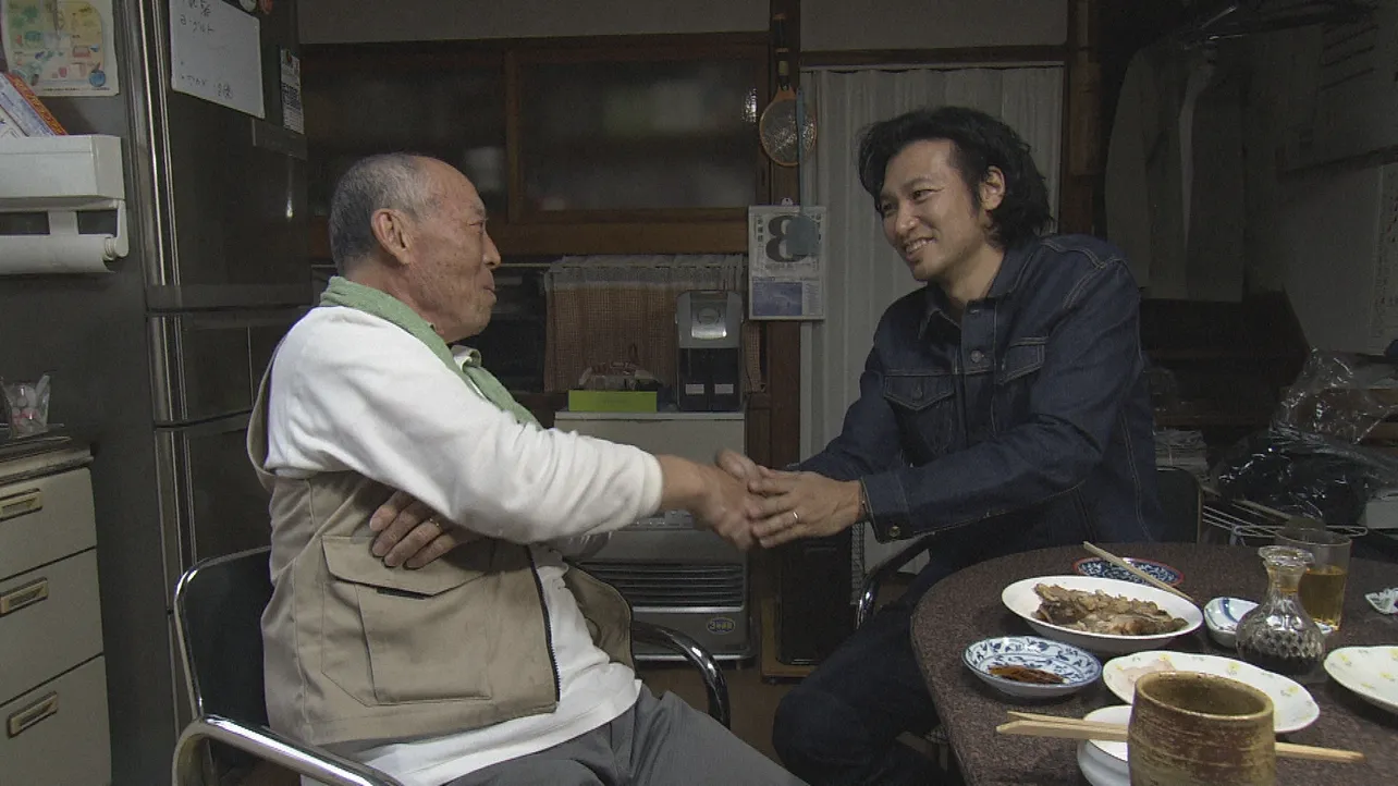 【写真を見る】香川の島で、地元の人から話を聞き感動する青木崇高
