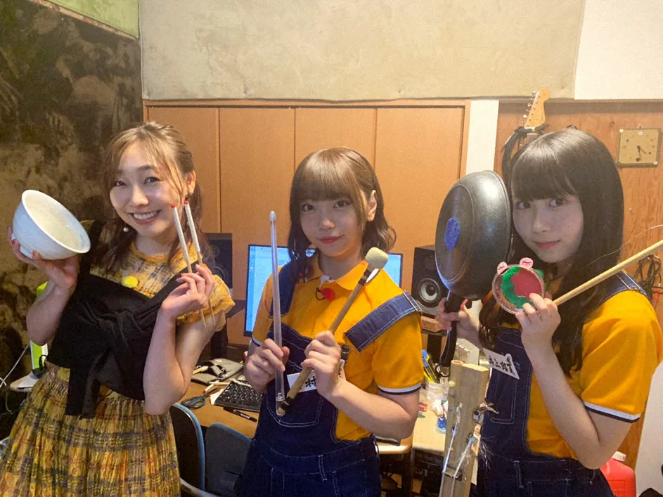 (写真左から)SKE48・須田亜香里、仲村和泉、井上瑠夏が日用品を使った演奏に挑戦する