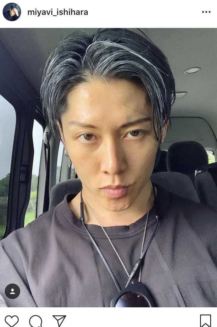 【写真を見る】真矢ミキの目の前で、圧巻のパフォーマンスを披露したMIYAVI