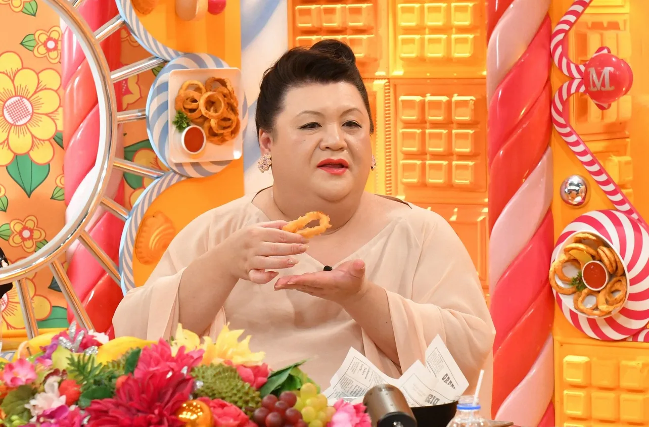 【写真を見る】オニオンリングを食べ尽くしていくマツコ・デラックス