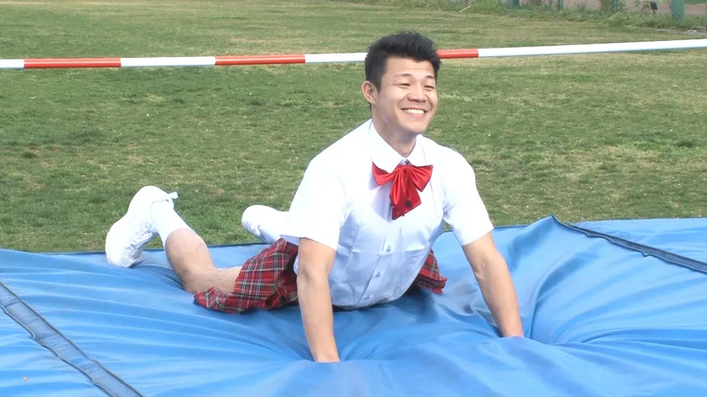 「ミニスカート走り高跳び」でパンチラしないように競技する亀田大毅