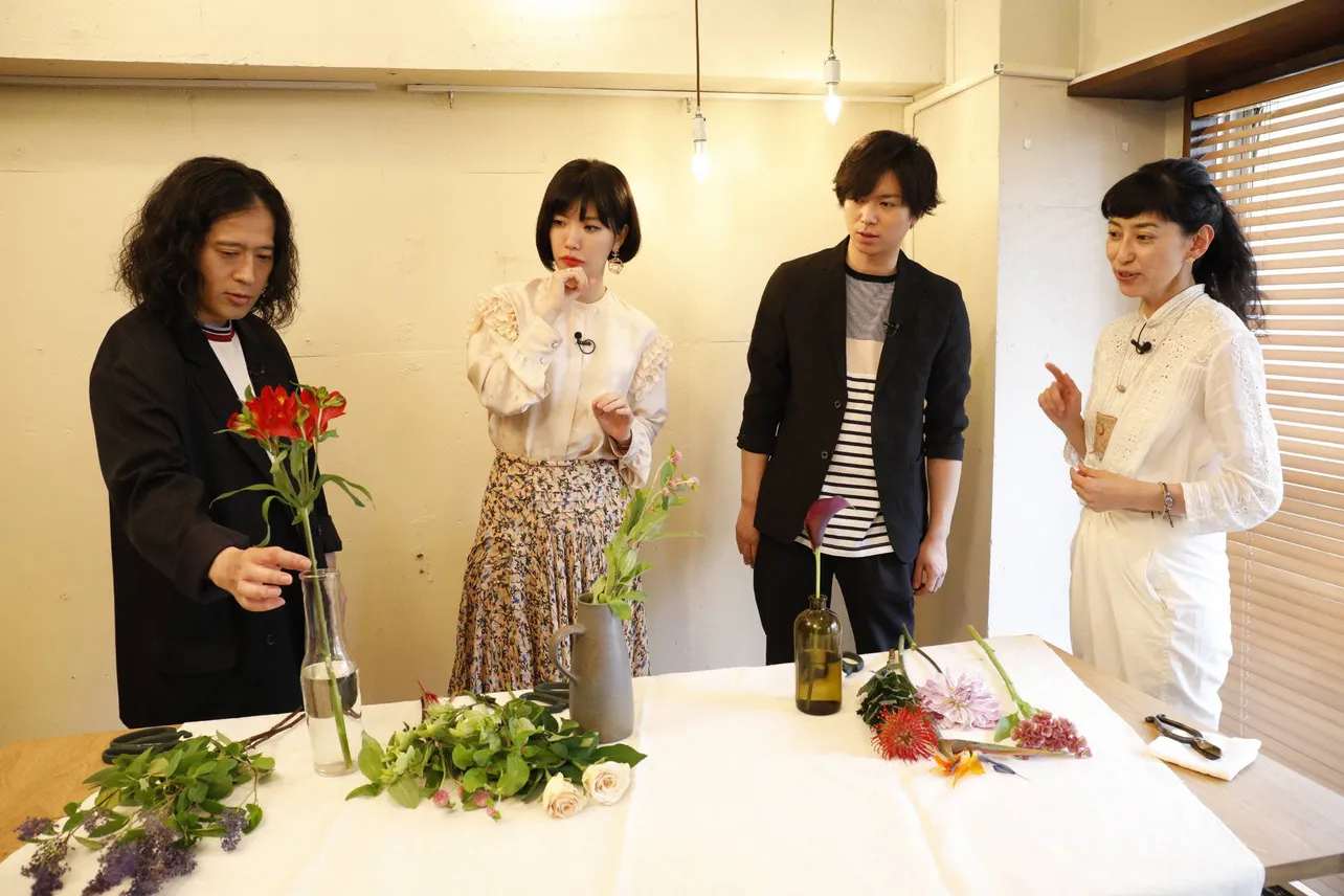 フラワーアレンジメントに挑戦！(左から)又吉直樹、川上未映子、加藤シゲアキ、平井かずみ先生