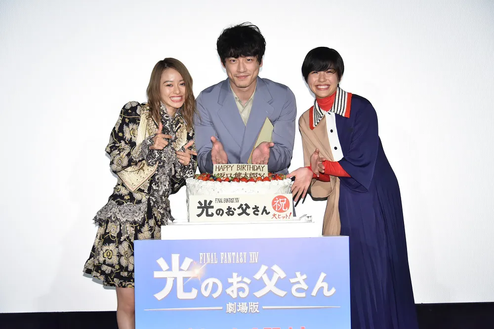 大ヒット御礼イベントに登壇した山本舞香、坂口健太郎、佐久間由衣(写真左から)