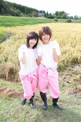 里田まいがプロデュースするブランド米「里田米」の収穫ツアーに参加した清水佐紀と徳永千奈美