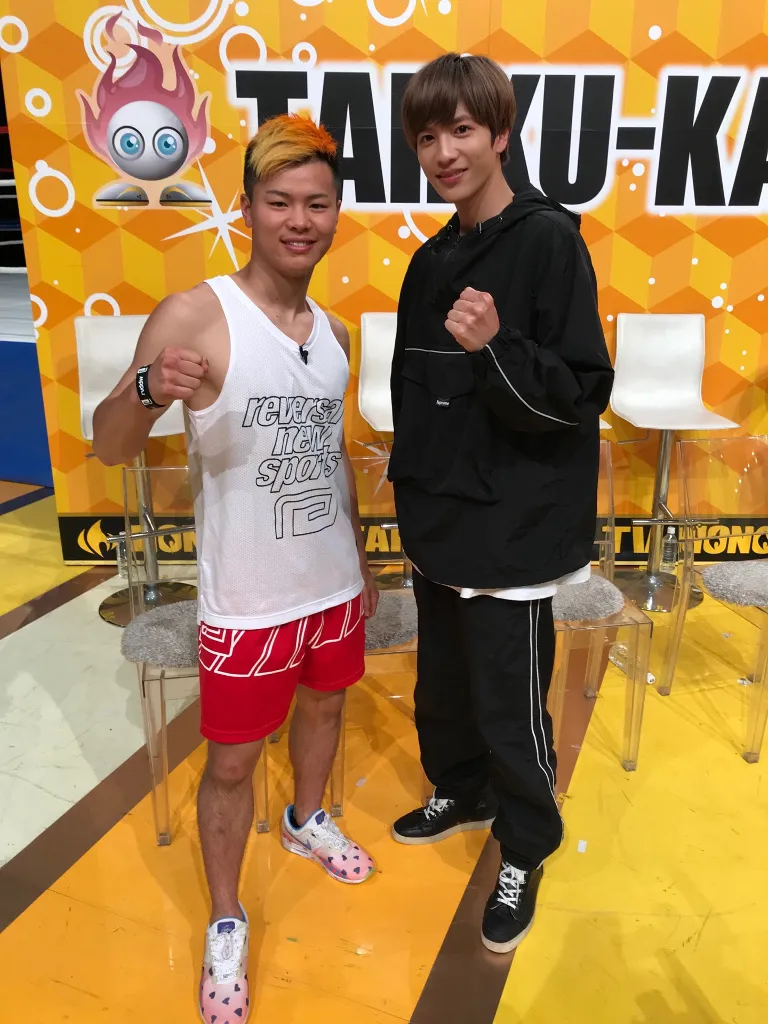 【写真を見る】ボクシングハンデマッチで対戦する那須川天心(左)と志尊淳(右)
