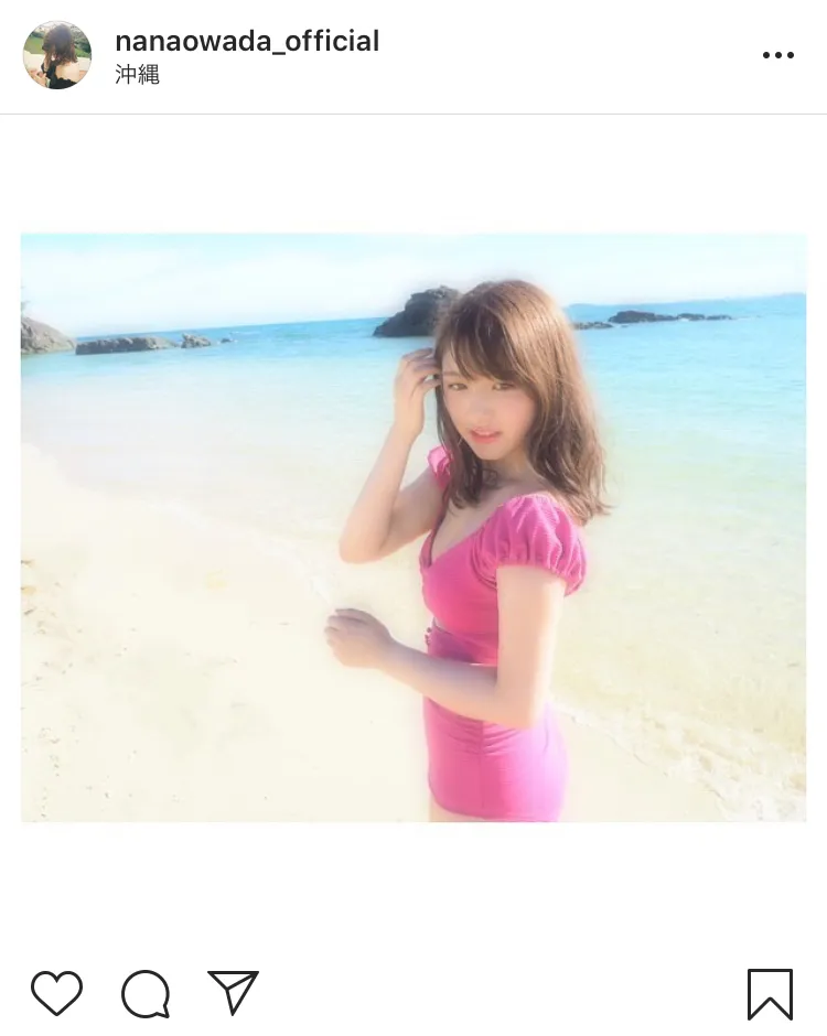 【写真を見る】大和田南那、ピンクの水着が映える砂浜ショット