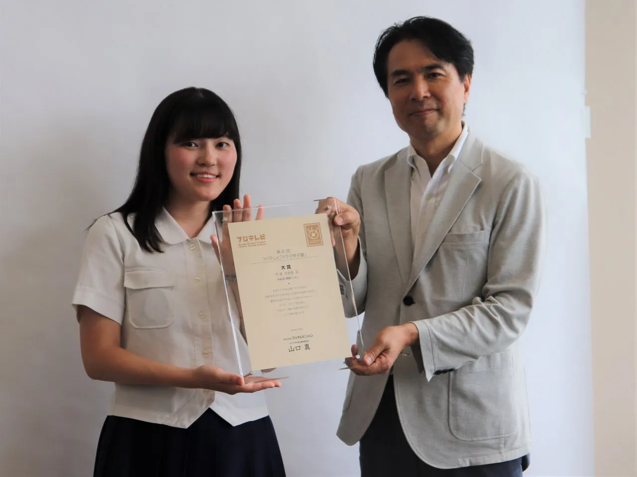 「ドラマ甲子園」で大賞を受賞した伊藤佑里香さんと選考委員長の山口真氏(左から)