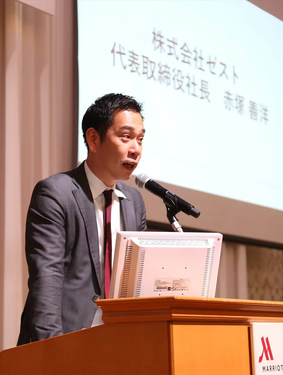 あいさつをする代表取締役社長・赤塚善洋氏