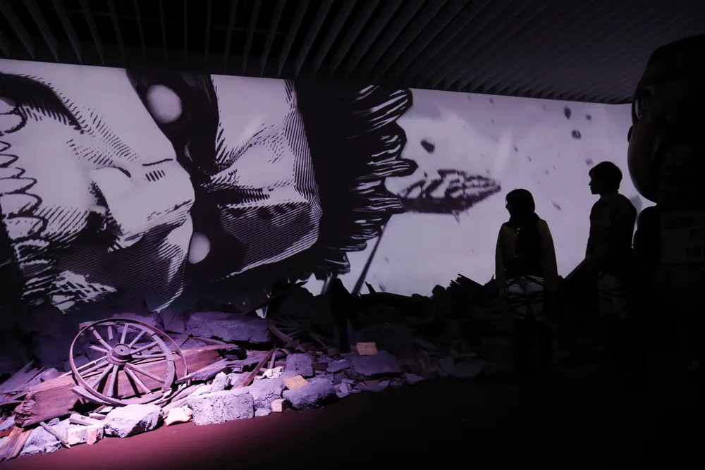 「進撃の巨人」の世界を1分の1で再現した「ジオラマシアター」は今回の原画展最大の見どころの一つ