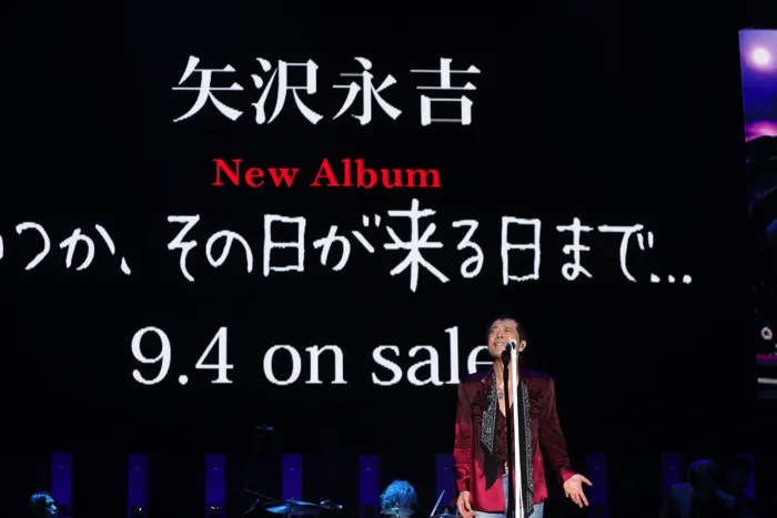 【写真を見る】最後にステージ上の大スクリーン に突然「ニューアルバム発売決定！」の文字が映し出され、7年ぶり34枚目 のニューアルバム発売がサプライズ発表された