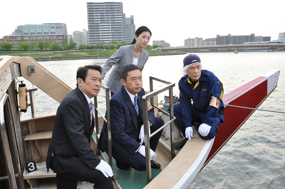 「新作スペシャルI」は、隅田川を走る屋形船に爆弾が仕掛けられ たという一報から始まる