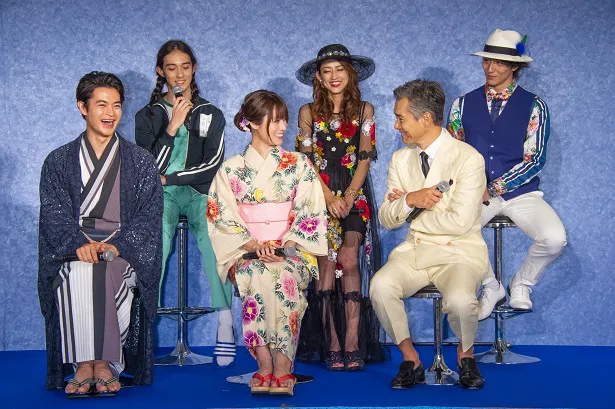 「ルパンの娘」の会見に登壇した瀬戸康史、深田恭子、渡部篤郎(写真下段左から)、栗原類、小沢真珠、大貫勇輔(上段左から)