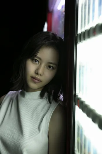 松風理咲、“18歳の集大成”写真集SPカットが解禁! 大人な表情に体操着姿も