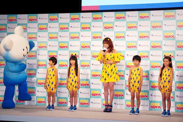 子供たちと東京ガスキャラクターとダンスを披露した深田恭子
