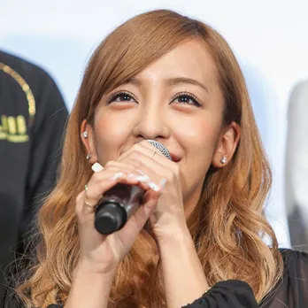 板野友美バースデー、小島瑠璃子・永尾まりやらが祝福!“美女だらけSHOT”を公開