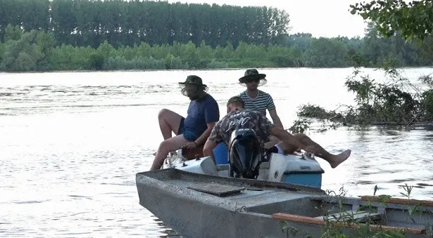 ブルガリアで密漁を行う漁師を直撃